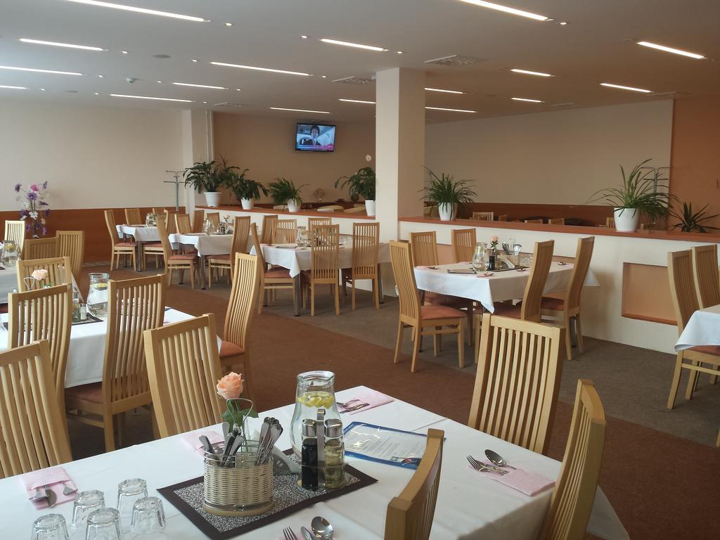 Hotel Lineas Presov Ngoại thất bức ảnh